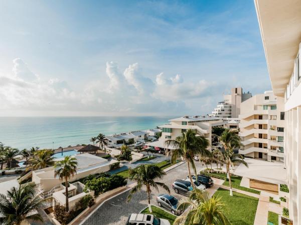 Rooftop Private Jacuzzi in beach front penthouse : photo 3 de la chambre penthouse