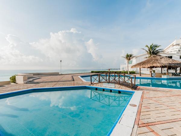 Rooftop Private Jacuzzi in beach front penthouse : photo 4 de la chambre penthouse