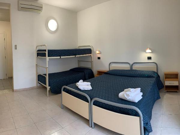 Hotel Marylise : photo 7 de la chambre chambre quadruple avec accès à la plage