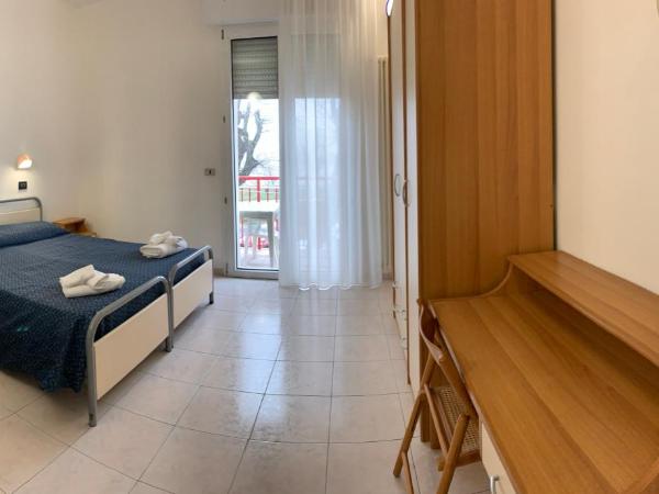 Hotel Marylise : photo 10 de la chambre chambre quadruple avec accès à la plage