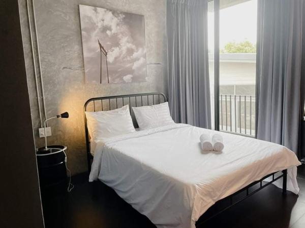 The LOCAL Ari : photo 1 de la chambre chambre lit queen-size avec balcon