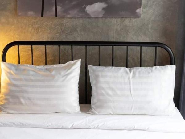 The LOCAL Ari : photo 6 de la chambre chambre lit queen-size avec balcon