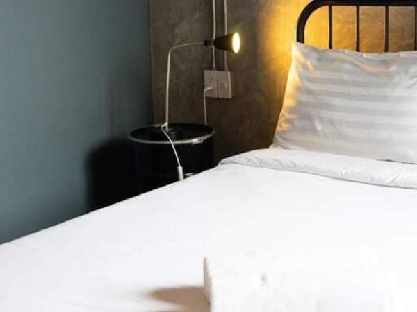 The LOCAL Ari : photo 5 de la chambre chambre lit queen-size avec balcon