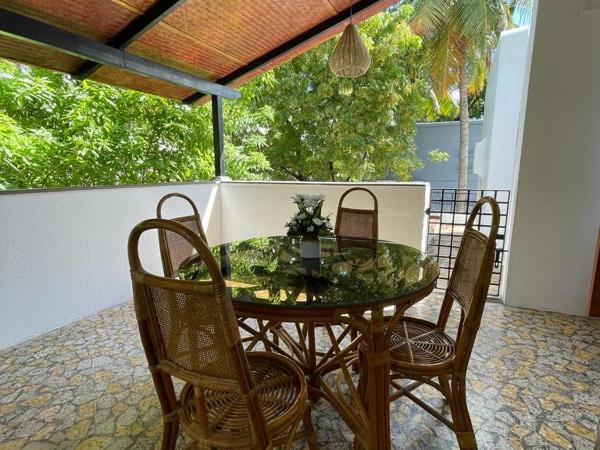 Hanu Reddy Residences - Nawab Habibullah Avenue : photo 3 de la chambre chambre lit queen-size avec balcon