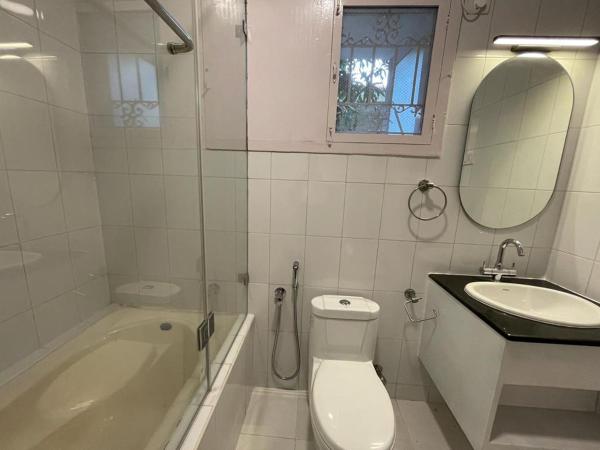 Hanu Reddy Residences - Nawab Habibullah Avenue : photo 2 de la chambre chambre lit queen-size avec balcon