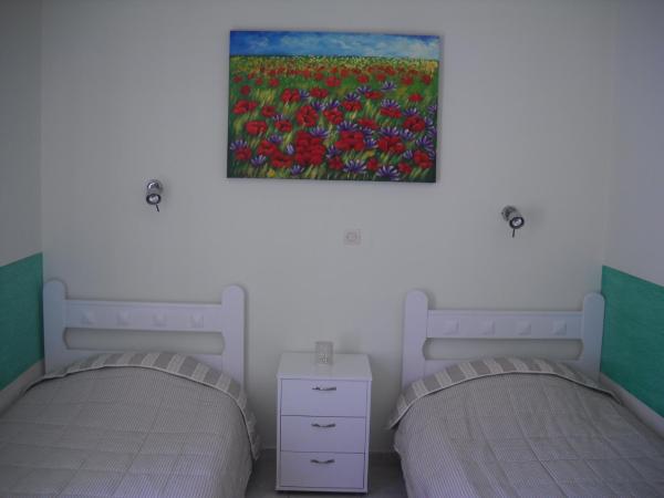 Fraskoula's Town : photo 1 de la chambre chambre lits jumeaux