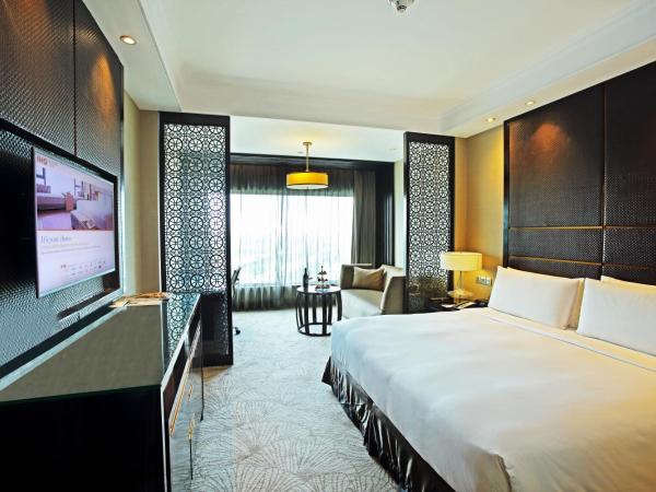 Crowne Plaza New Delhi Mayur Vihar Noida, an IHG Hotel : photo 6 de la chambre chambre lit king-size standard - accès au salon