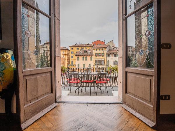 Corte Realdi Suites Piazza Erbe : photo 10 de la chambre appartement 2 chambres supérieur avec terrasse - vue sur ville