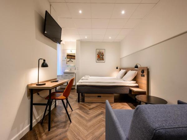 Go Hotel Saga : photo 6 de la chambre chambre triple avec salle de bains commune