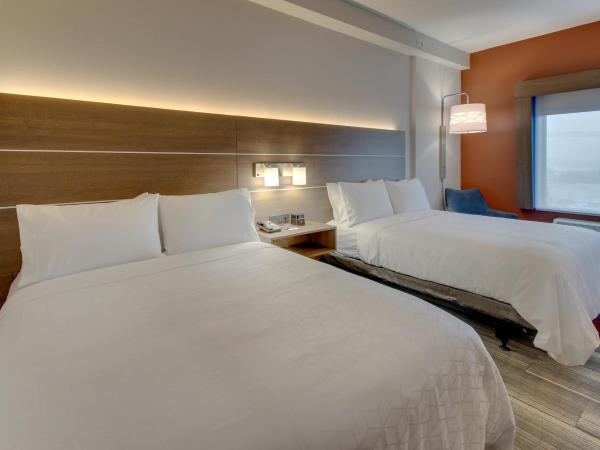 Holiday Inn Express & Suites - Nashville MetroCenter Downtown, an IHG Hotel : photo 7 de la chambre standard queen room with two queen beds and mobility accessible tub