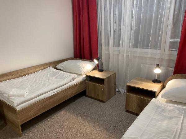 LC - Hotel Ostrava : photo 6 de la chambre chambre lits jumeaux