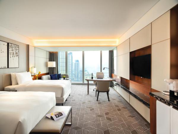 InterContinental Guangzhou Exhibition Center, an IHG Hotel - Free shuttle between hotel and Exhibition Center during Canton Fair & Exhibitor registration Counter : photo 3 de la chambre premium twin room with canton tower view