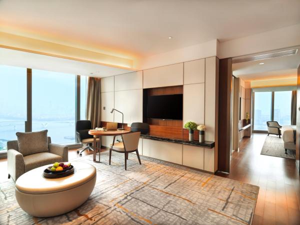 InterContinental Guangzhou Exhibition Center, an IHG Hotel - Free shuttle between hotel and Exhibition Center during Canton Fair & Exhibitor registration Counter : photo 9 de la chambre suite junior lit king-size - vue sur rivière des perles