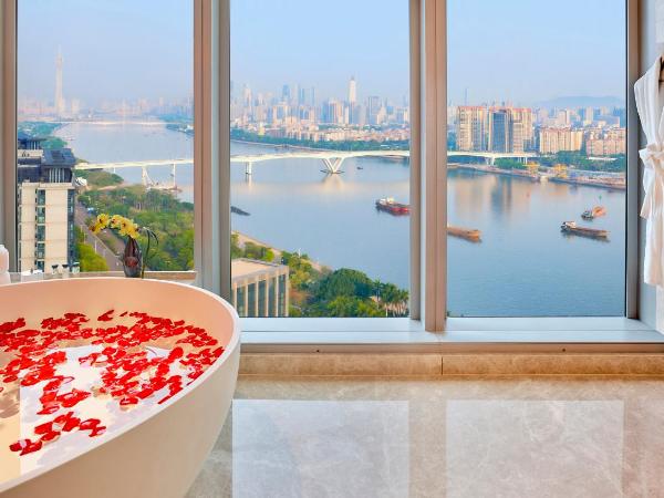 InterContinental Guangzhou Exhibition Center, an IHG Hotel - Free shuttle between hotel and Exhibition Center during Canton Fair & Exhibitor registration Counter : photo 3 de la chambre junior king suite with canton tower view