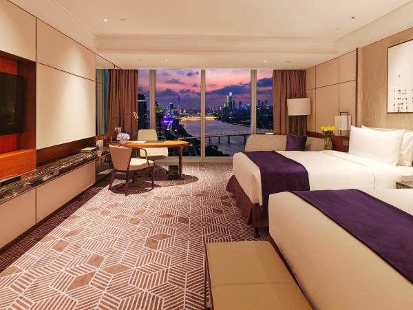 InterContinental Guangzhou Exhibition Center, an IHG Hotel - Free shuttle between hotel and Exhibition Center during Canton Fair & Exhibitor registration Counter : photo 4 de la chambre premium twin room with canton tower view