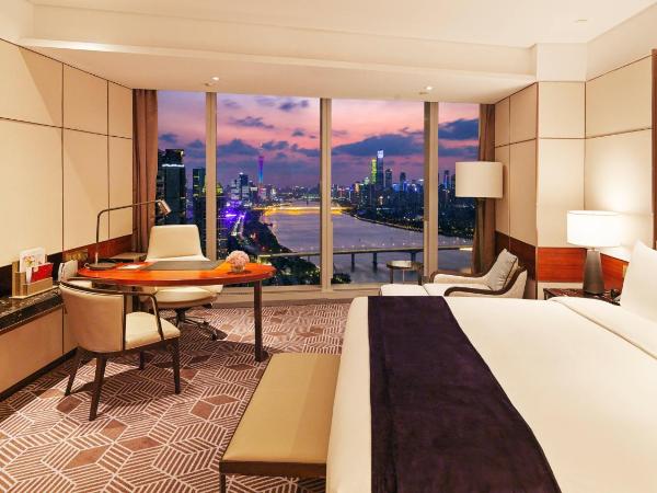 InterContinental Guangzhou Exhibition Center, an IHG Hotel - Free shuttle between hotel and Exhibition Center during Canton Fair & Exhibitor registration Counter : photo 6 de la chambre hébergement lit king-size classique - vue sur tour canton