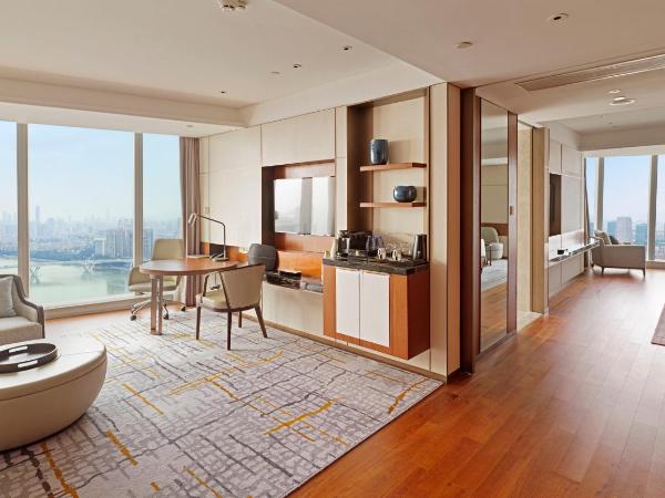 InterContinental Guangzhou Exhibition Center, an IHG Hotel - Free shuttle between hotel and Exhibition Center during Canton Fair & Exhibitor registration Counter : photo 2 de la chambre junior king suite with canton tower view
