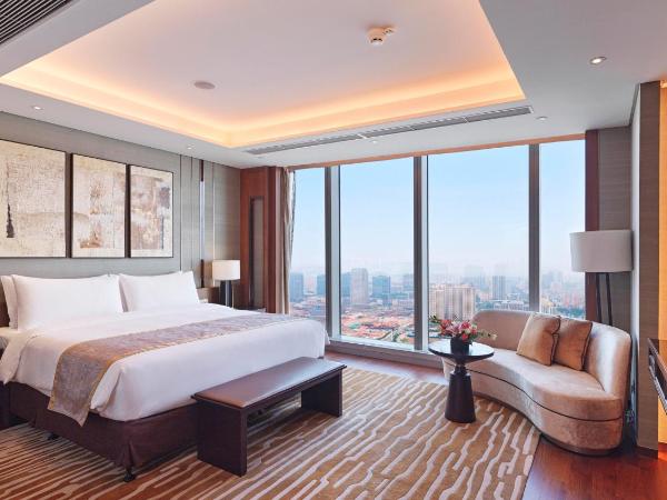 InterContinental Guangzhou Exhibition Center, an IHG Hotel - Free shuttle between hotel and Exhibition Center during Canton Fair & Exhibitor registration Counter : photo 3 de la chambre chambre lit king-size classique avec vue sur la ville
