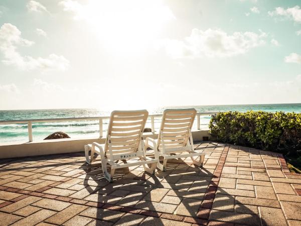 Rooftop Private Jacuzzi in beach front penthouse : photo 8 de la chambre penthouse