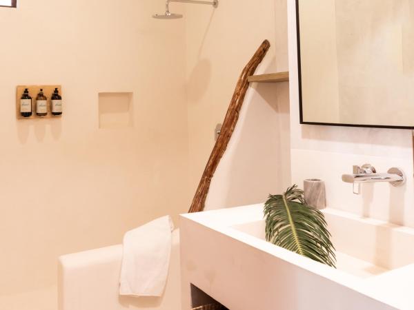 Dune Boutique Hotel located at the party zone : photo 4 de la chambre hébergement de luxe - vue partielle sur mer