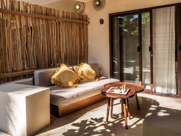 Dune Boutique Hotel located at the party zone : photo 3 de la chambre chambre supérieure - vue sur piscine