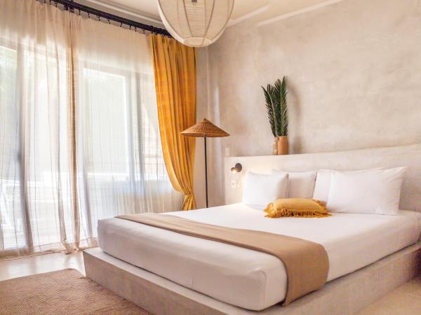 Dune Boutique Hotel located at the party zone : photo 2 de la chambre hébergement deluxe avec petite piscine - vue partielle sur mer