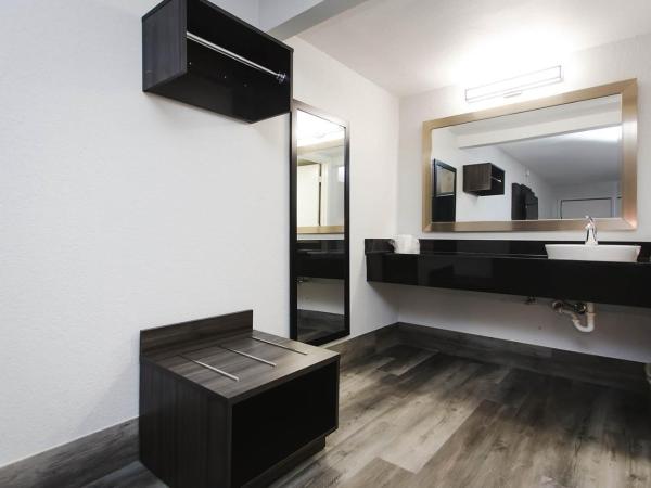 Studio 6 Houston TX Medical Center NRG Stadium : photo 8 de la chambre chambre lit king-size deluxe - non-fumeurs 