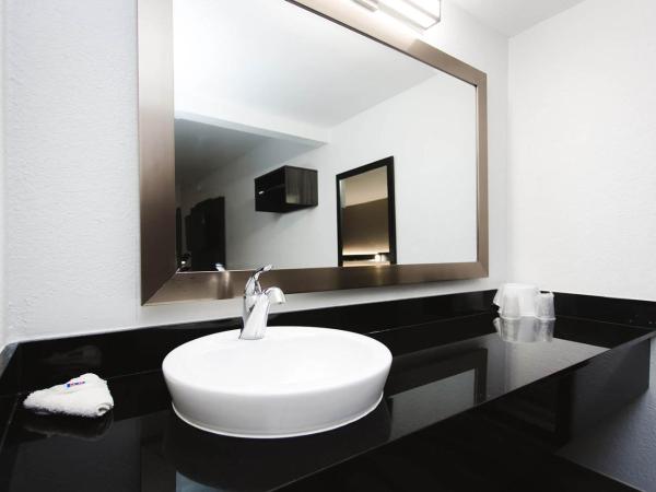 Studio 6 Houston TX Medical Center NRG Stadium : photo 9 de la chambre chambre lit king-size deluxe - non-fumeurs 