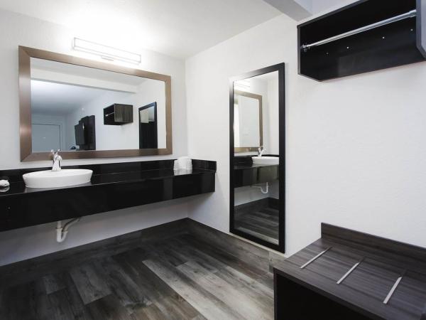 Studio 6 Houston TX Medical Center NRG Stadium : photo 9 de la chambre chambre deluxe avec 2 lits queen-size - non-fumeurs