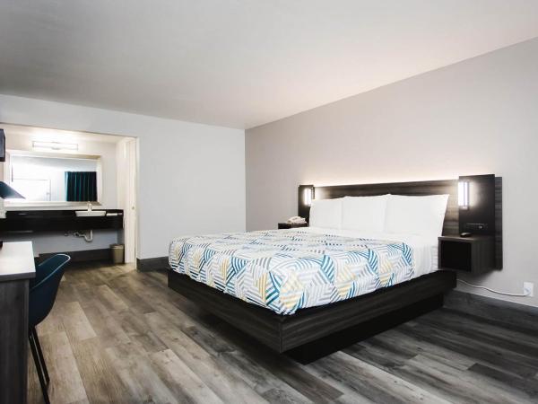 Studio 6 Houston TX Medical Center NRG Stadium : photo 6 de la chambre chambre lit king-size deluxe - non-fumeurs 