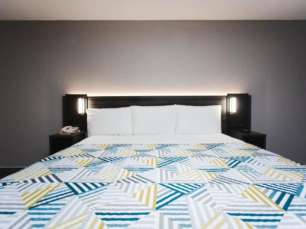 Studio 6 Houston TX Medical Center NRG Stadium : photo 7 de la chambre chambre lit king-size - accessible aux personnes à mobilité réduite - non-fumeurs