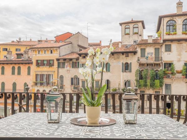 Corte Realdi Suites Piazza Erbe : photo 2 de la chambre appartement 2 chambres supérieur avec terrasse - vue sur ville