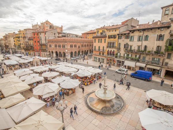 Corte Realdi Suites Piazza Erbe : photo 3 de la chambre appartement 2 chambres supérieur avec terrasse - vue sur ville