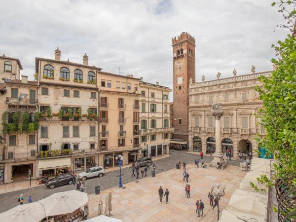 Corte Realdi Suites Piazza Erbe : photo 8 de la chambre appartement supérieur avec terrasse - vue sur ville