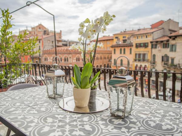 Corte Realdi Suites Piazza Erbe : photo 4 de la chambre appartement 2 chambres supérieur avec terrasse - vue sur ville