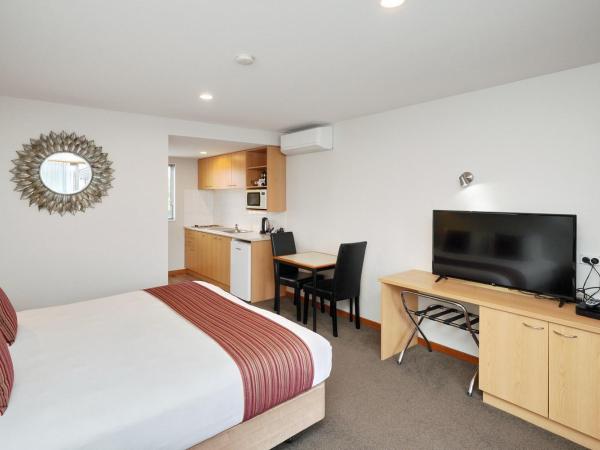 306 Motel Apartments : photo 1 de la chambre studio avec baignoire spa