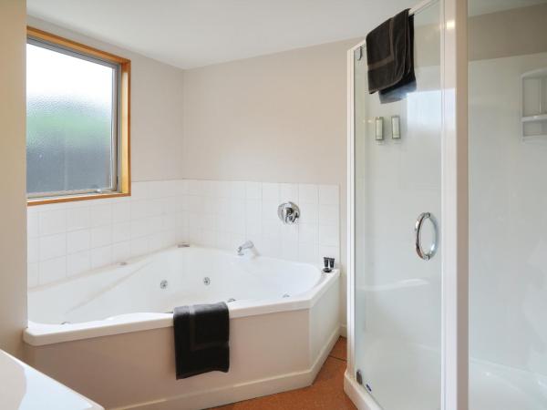 306 Motel Apartments : photo 1 de la chambre appartement 2 chambres avec baignoire spa