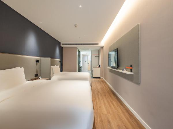 Holiday Inn Express Shanghai Expo Centre, an IHG Hotel : photo 1 de la chambre chambre standard avec 2 lits queen-size - vue sur ville