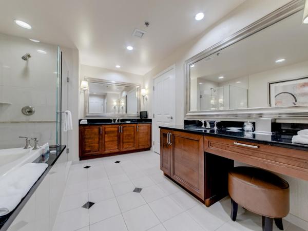 StripViewSuites at Signature : photo 9 de la chambre two-bedroom - balcony