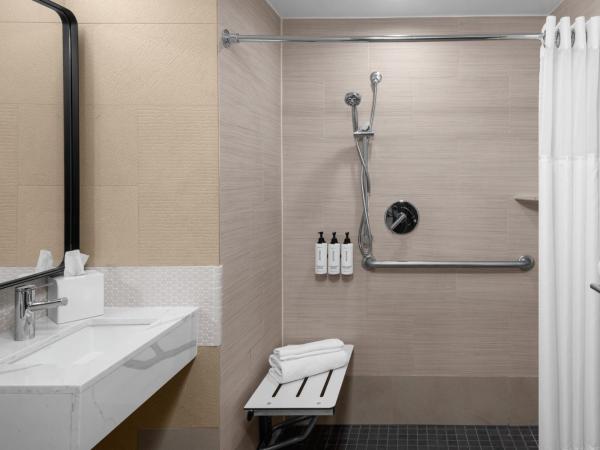 voco Times Square South New York, an IHG Hotel : photo 4 de la chambre chambre standard avec lit double et baignoire - accessible aux personnes à mobilité réduite