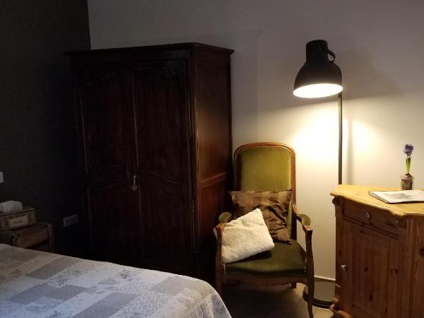 Château Besson : photo 2 de la chambre chambre lit king-size - accessible aux personnes à mobilité réduite