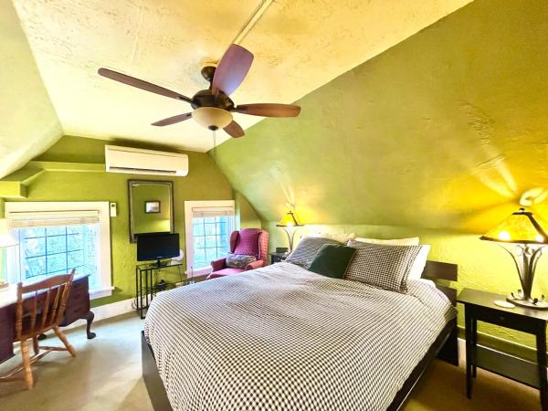 Cecil Bacon Manor : photo 1 de la chambre chambre standard lit queen-size