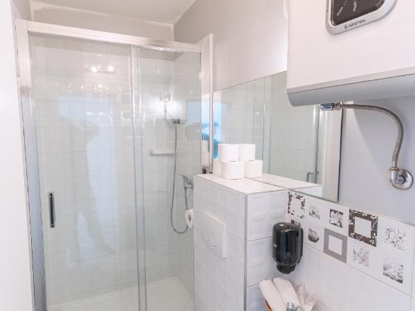 The Dots Hostel : photo 3 de la chambre chambre de luxe avec salle de bains privative