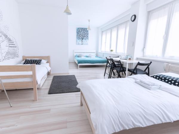 The Dots Hostel : photo 1 de la chambre chambre familiale avec salle de bains privative