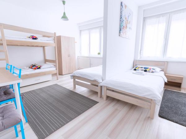 The Dots Hostel : photo 1 de la chambre chambre familiale avec salle de bains commune