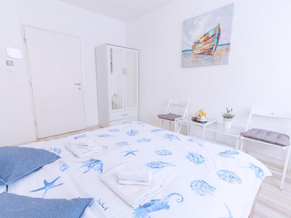 The Dots Hostel : photo 5 de la chambre chambre double standard avec salle de bains commune