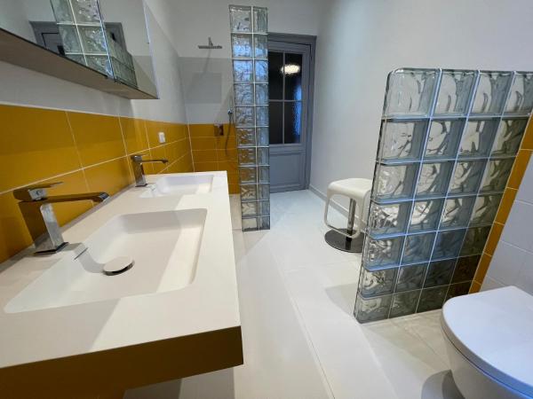 Le VILLAGE d'EZRA : photo 2 de la chambre chambre double standard avec salle de bains commune