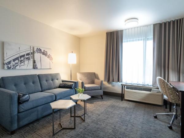 Oxford Suites Portland - Jantzen Beach : photo 3 de la chambre executive king suite sleeper sofa