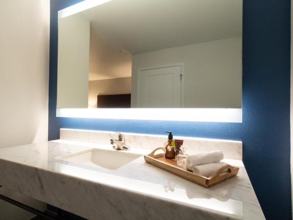 Oxford Suites Portland - Jantzen Beach : photo 4 de la chambre executive king suite sleeper sofa