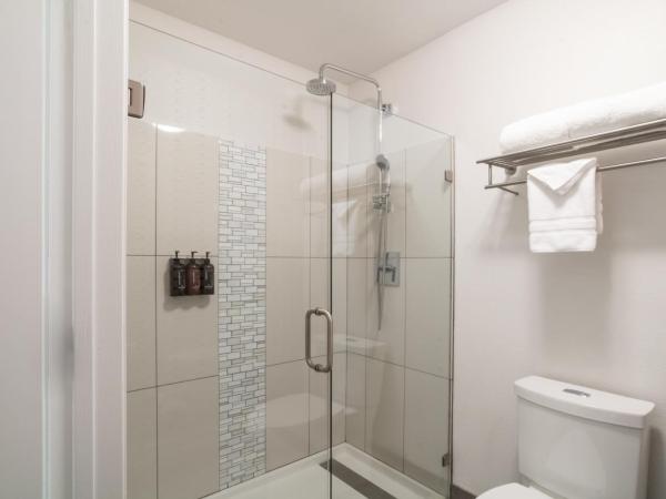 Oxford Suites Portland - Jantzen Beach : photo 5 de la chambre executive king suite sleeper sofa